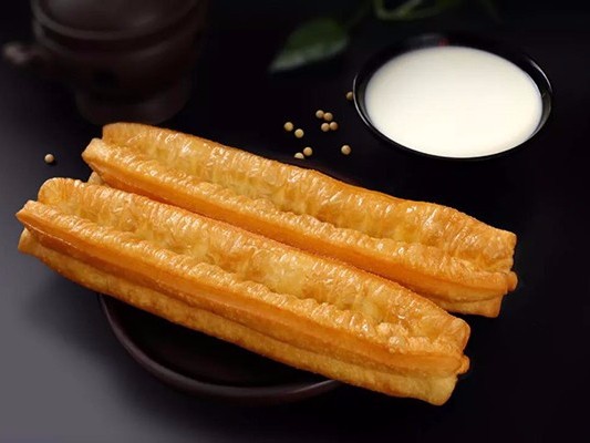 餓不餓？來(lái)根藍(lán)白大油條
