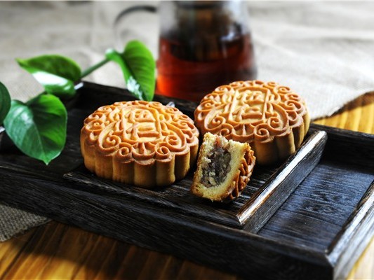 藍(lán)白食品月餅上市  丨 天上滿月，人間團(tuán)圓