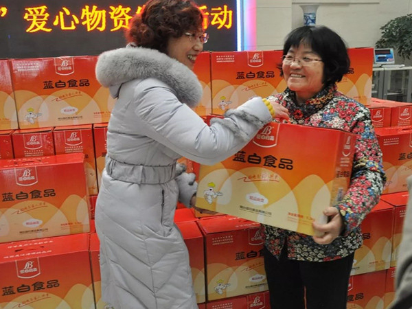 藍白饅頭寄深情 藍白食品向敬老院老人獻愛心